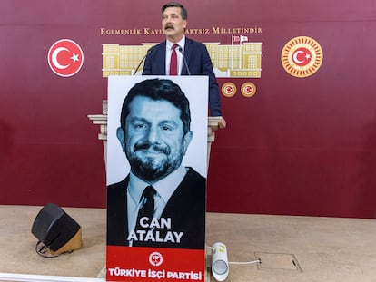 Erkan Bas, líder del Partido de los Trabajadores de Turquía, interviene en un acto junto a un cartel del encarcelado Can Atalay, en el Parlamento en Ankara, el 2 de junio de 2023.