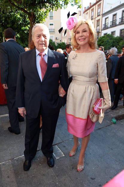 El torero Miguel Báez Espuny y su esposa, Concha Spínola, en una boda en Sevilla en mayo de 2013.