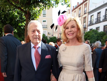 El torero Miguel Báez Espuny y su esposa, Concha Spínola, en una boda en Sevilla en mayo de 2013.