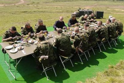 El presidente ruso Vladímir Putin come con militares durante unas maniobras en el este de Rusia en 2004.