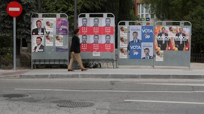 Carteles electorales de PSOE, PP, Unidas Podemos, Ciudadanos y VOX en la plaza del Caño de la población madrileña de Torrelodones.