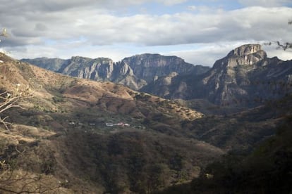 La Tuna, el pueblo del Chapo, entre dos lomas de la sierra.