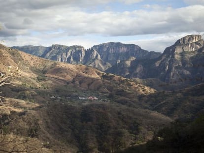 La Tuna, el pueblo del Chapo, entre dos lomas de la sierra.