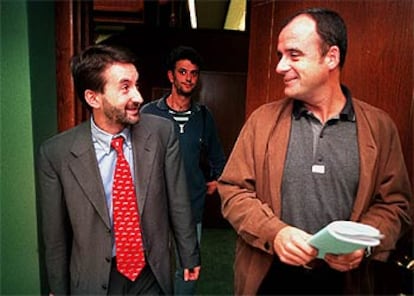 Josu Jon Imaz (izquierda) y Joseba Egibar, en los pasillos del Parlamento vasco.