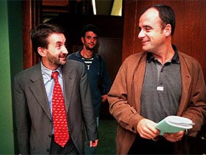 Josu Jon Imaz (izquierda) y Joseba Egibar, en los pasillos del Parlamento vasco.