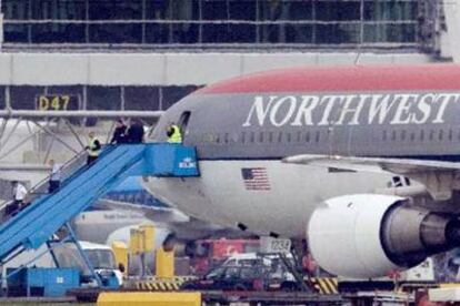 Imagen del avión de la compaía Northwest que ha regresado a Amsterdam después de que el piloto sintiera comportamientos sospechosos a bordo