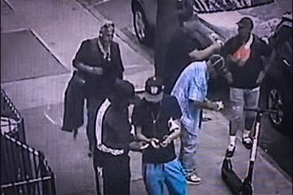 Captura de vídeo que muestra a narcomenudistas distribuyendo fentanilo en Brooklyn, Nueva York, en septiembre de 2021.