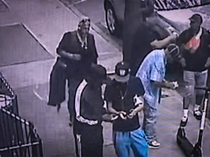 Captura de vídeo que muestra a narcomenudistas distribuyendo fentanilo en Brooklyn, Nueva York, en septiembre de 2021.