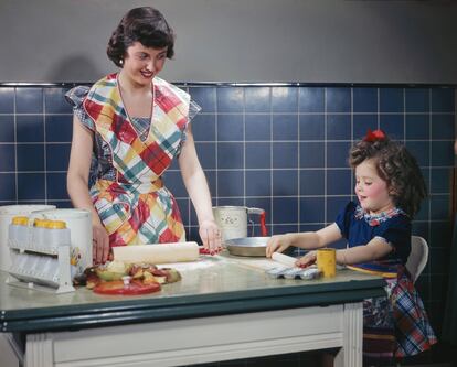 Madre e hija, cocinando en una imagen de 1949.
