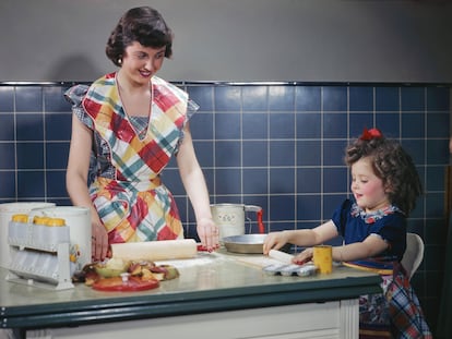 Madre e hija, cocinando en una imagen de 1949.