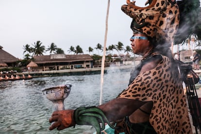 Un hombre con disfraz de guerrero jaguar durante la representación de un ritual en Xcaret (Quintana Roo), en mayo de 2019.