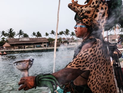 Un hombre con disfraz de guerrero jaguar durante la representación de un ritual en Xcaret (Quintana Roo), en mayo de 2019.