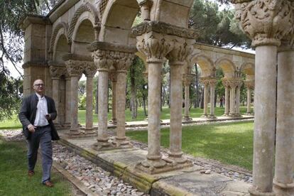 El profesor de la Universidad de Girona Gerardo Boto, ayer en la finca Mas del Vent, ante el claustro de estilo románico
