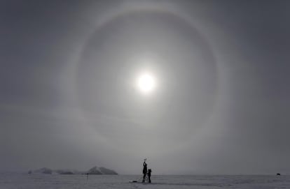 Los cientficos chilenos Ricardo Jana (i) y Francisco Aguirre (d) trabajan en una estacin meteorolgica automtica en el Glaciar Unin, situado en las monta?as Ellsworth, en la Antrtida, el 24 de noviembre de 2018.