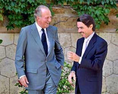 El rey Juan Carlos y José María Aznar conversan, ayer, en el palacio de Marivent, en Palma de Mallorca.