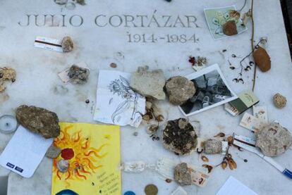 Tumba de Cortázar en el cementerio de Montparnasse de París.