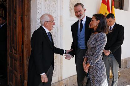 Los Reyes, acompañados por el presidente del Gobierno, Pedro Sánchez (a la derecha), conversan con el escritor español galardonado Luis Mateo Díez (a la izquierda).