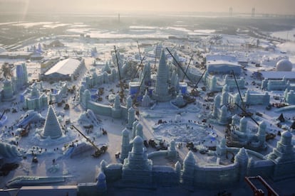 Vista general de la construcción de las esculturas de hielo y nieve que se expondrán al público durante el Festival de Harbin.