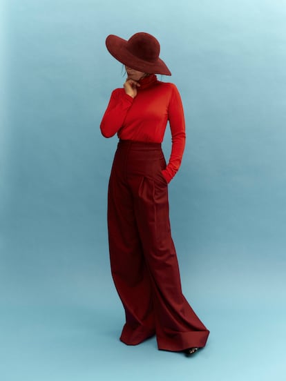 Juliette Binoche viste jersey de Max Mara, pantalón y sombrero de Alberta Ferretti, botines de Emporio Armani y anillos de Cartier.