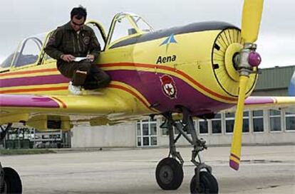 Uno de los pilotos de Yak 52 anota en su hoja de ruta los detalles del vuelo desde Burgos, que tuvieron que hacer muy bajo por las nubes.