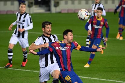 Messi trata de controlar el balón ante Postigo este domingo en el Camp Nou.