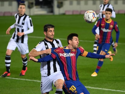 Messi trata de controlar el balón ante Postigo este domingo en el Camp Nou.