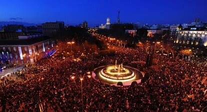 Vista general de la plaza de Neptuno donde se concentran miles de personas y donde confluyen las protestas ciudadanas