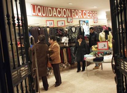 Liquidación, por cierre, de un céntrico comercio de Santiago. / ANXO IGLESIAS