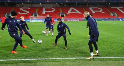 Los jugadores del Sevilla participan en un entrenamiento en el Otkrytie Arena en Moscú