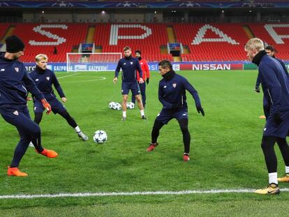 Los jugadores del Sevilla participan en un entrenamiento en el Otkrytie Arena en Moscú