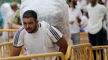 Un porteador, este jueves tras reabrirse la frontera de Ceuta con Marruecos.