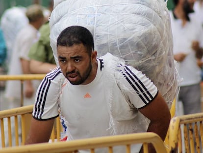 Un porteador, este jueves tras reabrirse la frontera de Ceuta con Marruecos.