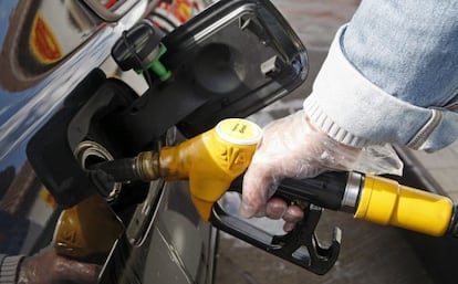 Un hombre reposta combustible en una gasolinera de Total. EFE/Archivo