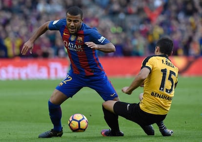 Rafinha (esquerra), del Barcelona, en una jugada amb el defensa del Màlaga Federico Ricca.