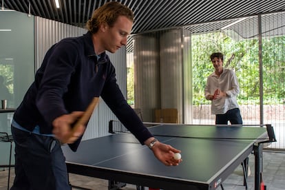 Dos empleados de la 'startup' alemana Celonis juegan al ping pong durante una pausa de su jornada en la oficina de Madrid.