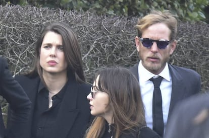 Carlota y Andrea Casiraghi en la incineración de Karl Lagerfeld, en Mont-Valerien, el pasado viernes.