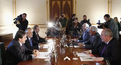 Representantes del Gobierno andaluz, presidido entonces por Griñán, y de los agentes sociales, en una reunión sobre concertación en febrero de 2011.