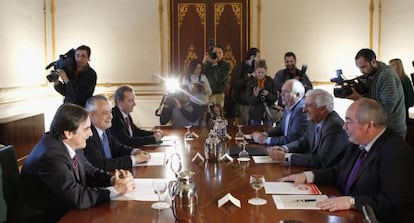 Representantes del Gobierno andaluz, presidido entonces por Gri&ntilde;&aacute;n, y de los agentes sociales, en una reuni&oacute;n sobre concertaci&oacute;n en febrero de 2011.