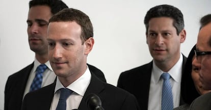 Mark Zuckerberg en un encuentro con congresistas y senadores de EE UU.