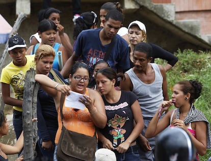 "No es uno ni dos, son miles de personas que no sabemos sobre ellas (...); de mi familia no sé todavía, no sé si está trasladado, no sabemos (...), son contadas las personas que saben de sus familiares", comentó a a Efe Francis González, hermana de uno de los presos. Otros leen listas de los presos supervivientes, aunque el Gobierno no descarta que dentro del penal sin controlar haya más muertos.