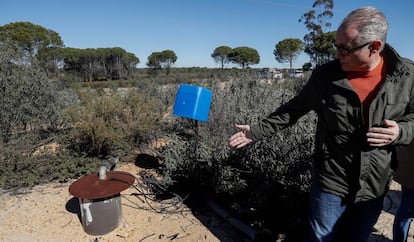 El presidente de la Confederación Hidrográfica del Guadalquivir, Joaquín Páez, muestra uno de los 77 pozos de agua ilegales que se prevé cerrar en el entorno de Doñana.