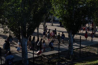 Alumnos acceden al patio de la escuela de primaria Sala i Badrines de Terrassa (Barcelona), este lunes.