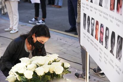 Ofrenda floral en un homenaje a las víctimas del etarra Henri Parot, en la Plaza de la Memoria de Vitoria-Gasteiz.