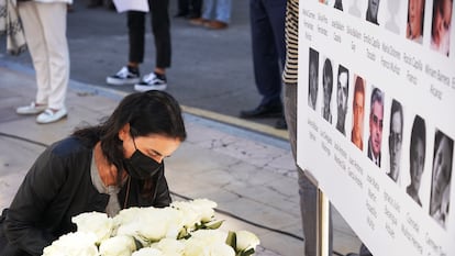 Ofrenda floral en un homenaje a las víctimas del etarra Henri Parot, en la Plaza de la Memoria de Vitoria-Gasteiz.
