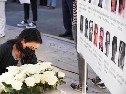 Ofrenda floral en un homenaje a las víctimas del etarra Henri Parot, en la Plaza de la Memoria de Vitoria-Gasteiz.