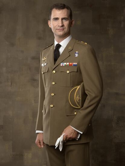 Fotografía oficial de S.A.R. el Príncipe de Asturias, con uniforme de Teniente Coronel del Ejército de Tierra