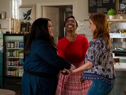 Brooke Elliott como Dana Sue Sullivan, Heather Headley como Helen Decatur y JoAnna Garcia Swisher como Maddie Townsend, en un momento de la segunda temporada de 'Dulces magnolias'.