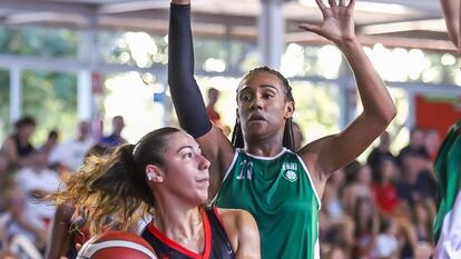 Kendall Martin, con la camiseta verde, trata de impedir la canasta de una jugadora rival.