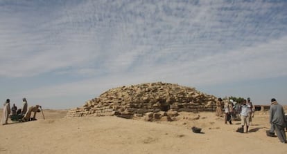 Arqueólogos trabajando cerca de la pirámide de Edfú.