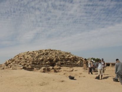 Arqueólogos trabalhando na pirâmide de Edfu.